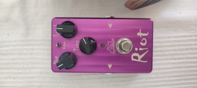 Pedal distorsión Suhr Riot como nuevo (cambios)