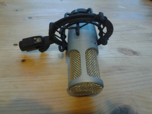 microfono condensador AKG perception 200