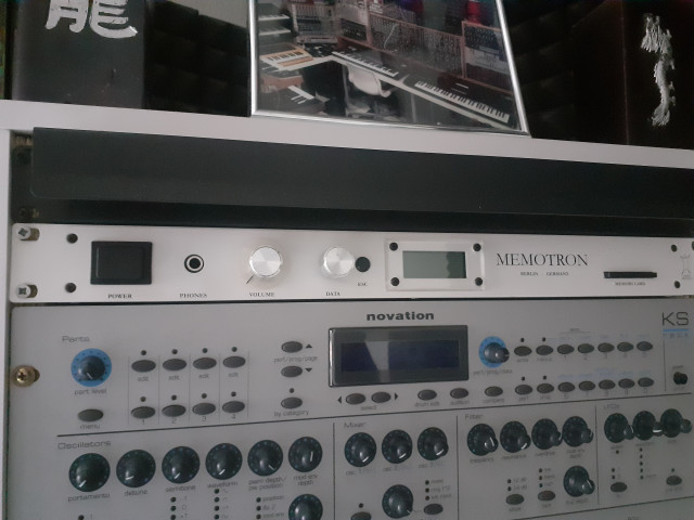 sintetizador memotron rack