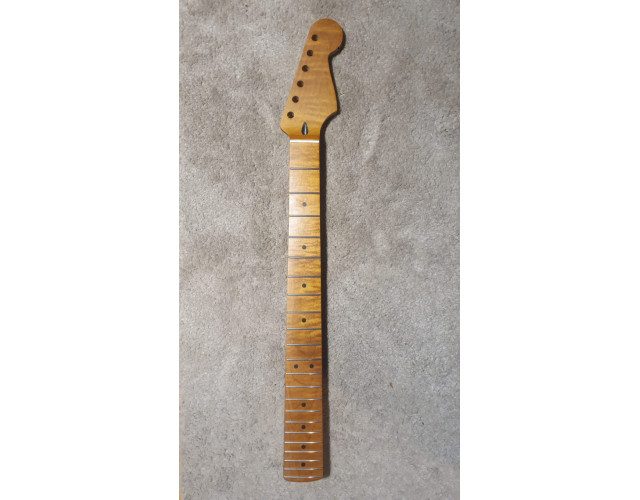 Mástil de guitarra tipo strato.