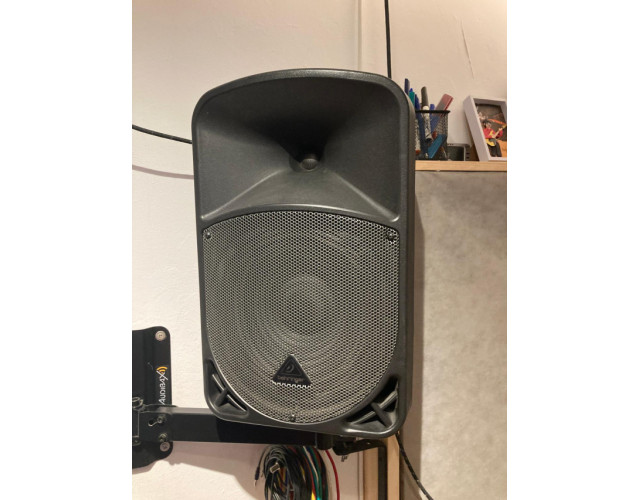 Altavoces Behringer B110D EUROLIVE