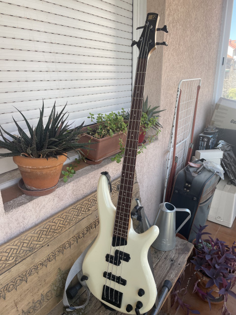 Bajo y ampli