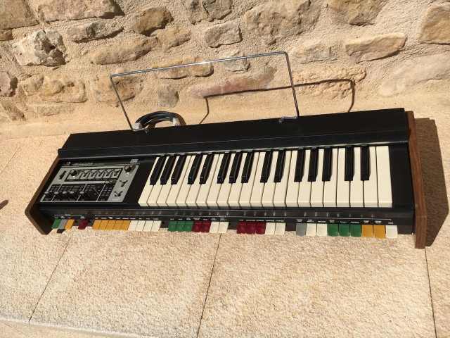 Roland SH-2000