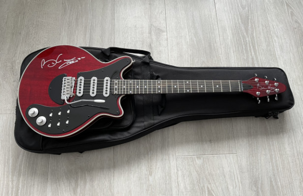 Guitarra BMG Red Special firmada por Brian May