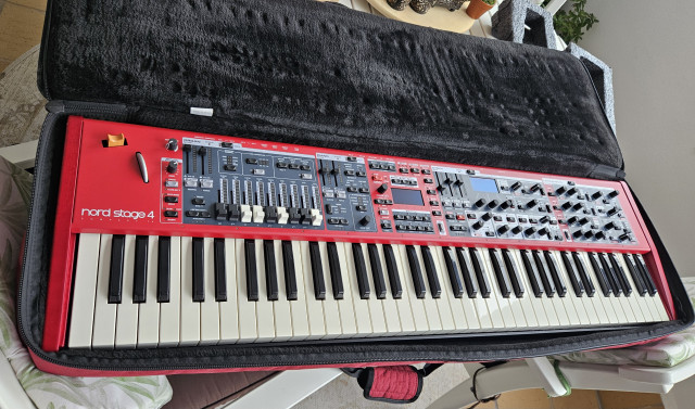 Nord Stage 4 Compact y funda original