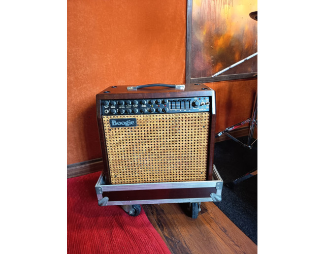Mesa Boogie Mark IV ( mueble de madera y rejilla de mimbre )