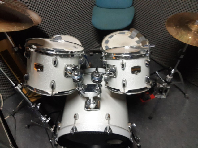 Vendo BATERIA YAHAMA GIGMAKER CON FUNDAS Y PLATOS- DOBLE PEDAL BOMBO cables para guitarra-micrófono-red