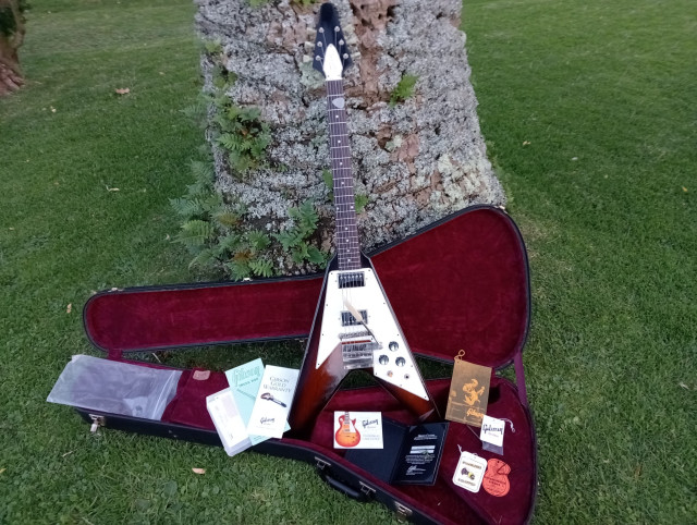 Gibson Custom Shop '67 Flying V Maestro Vibrola (Tobacco sunburst)