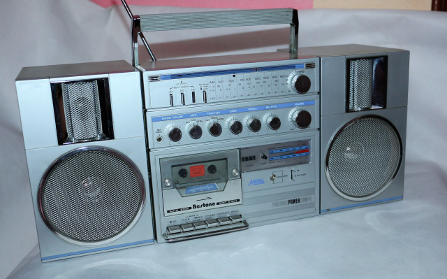 Radio caset antiguo Bestone