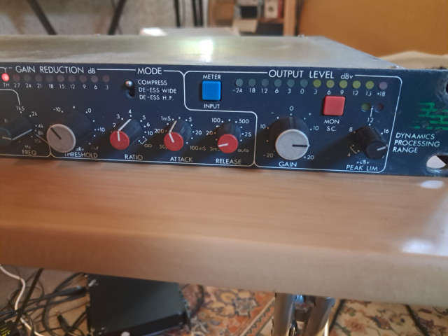 Compresor limiter de-esser BSS 402