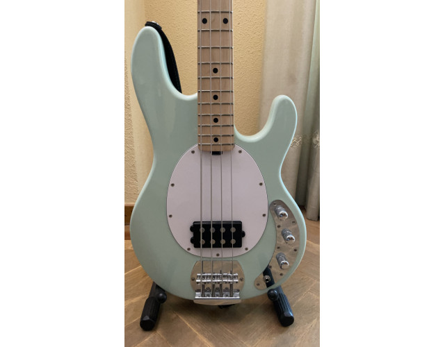 BAJO STERLING by MUSIC MAN STINGRAY