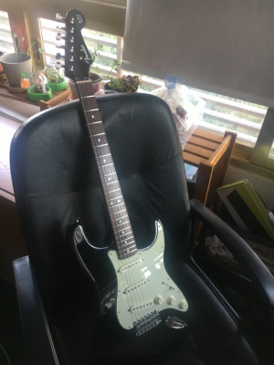 Fender Stratocaster Japón con electrónica USA