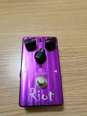 Suhr Riot pedal distorsión