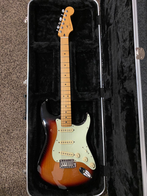 Fender Stratocaster Player Plus SSS Sunburst