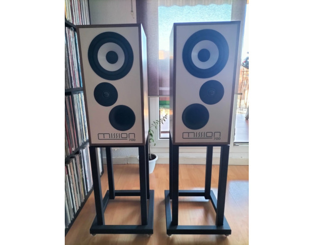 Altavoces Mission 700 con soportes