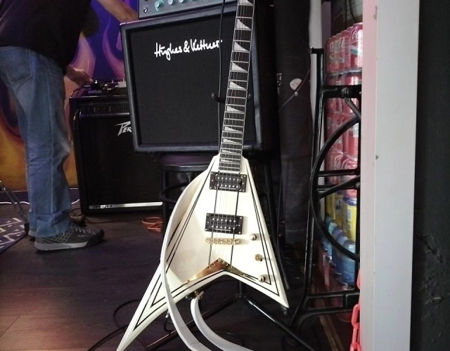 Jackson Pro Rhoads RRT-3 IV/BK Stripes