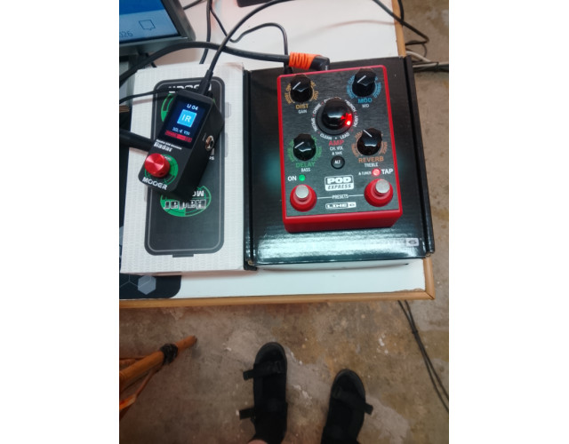 pod express de line 6 y mooer de radar 190 euros los dos.