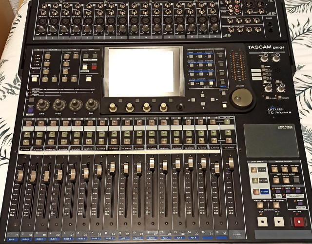 Vendo Mesa digital Tascam D-M24 con puente de vumetros y dos salidas ADAT