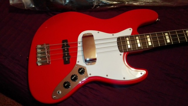 Fender Jazz Bass Japan 70's Dakota Red con mástil USA y funda Premium