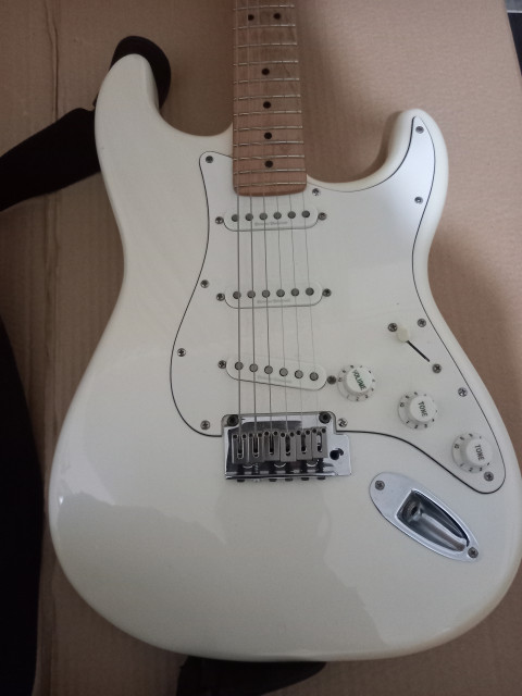 Squier Deluxe Stratocaster 2017 ENVÍO INCLUIDO