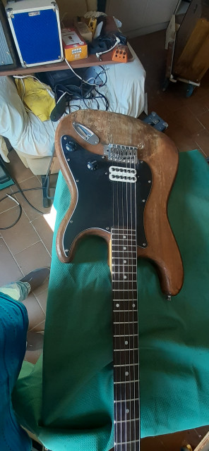 Guitarra tuneada tipo stratocaster