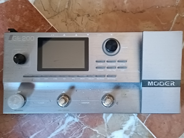 Pedalera Mooer Ge-200