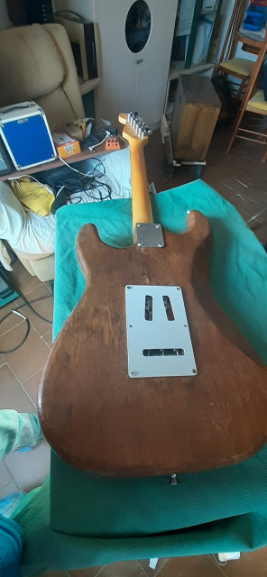 Guitarra tipo stratocaster tuneada