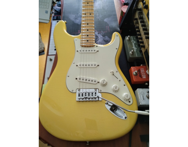 Fender Stratocaster Player Buttercream  (reservada)