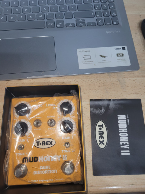 T-Rex Mudhoney II Boss Acoustic Orange Fut Coat BossvNoise Mooer Trelicopter y Echoverb