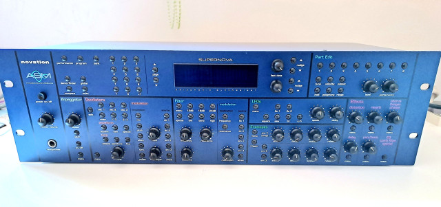 Novation Supernova 44 Voces