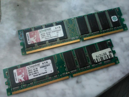 2 módulos de RAM de 512 mb cada uno. DDR400