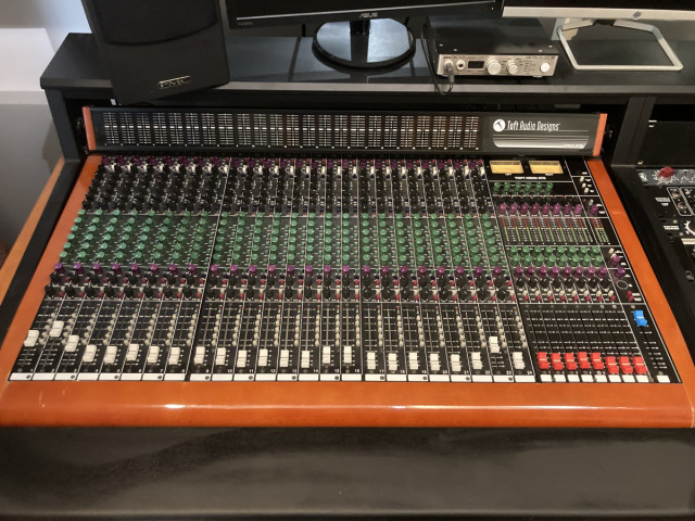 Mesa Analógica Toft ATB 24