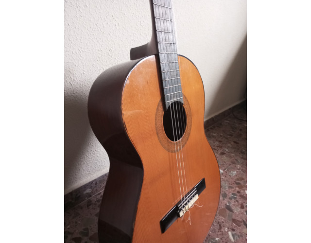 Guitarra española "Lambra" afectada por la DANA