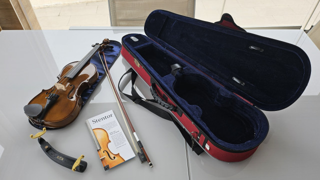 Violín Stentor con almohadilla y estuche