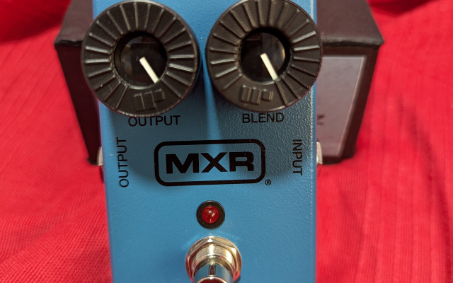 O Cambio pedal MXR blue box fuzz octavador como nuevo y con caja.