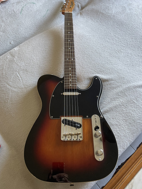 Vendo ó Cambio Squier telecaster custom vive por ampli de válvulas
