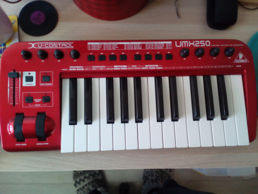 Teclado MIDI controlador Behringer UMX250