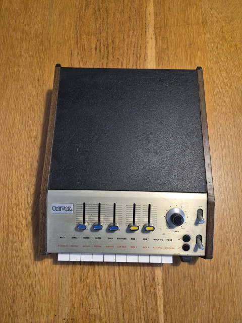 Univox SR-95 Caja de Ritmos Analógica Vintage