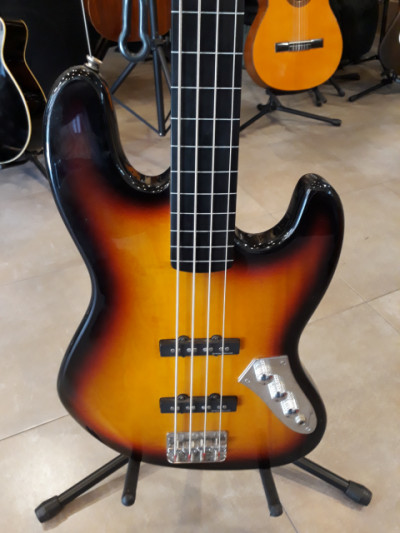 Squier Vintage modified Jazz Bass fretless