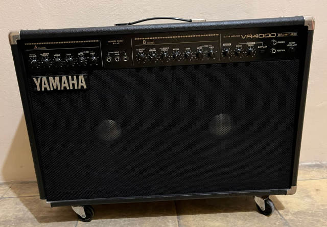 Amplificador guitarra Yamaha VR4000 60W 2x12¨ MIJ