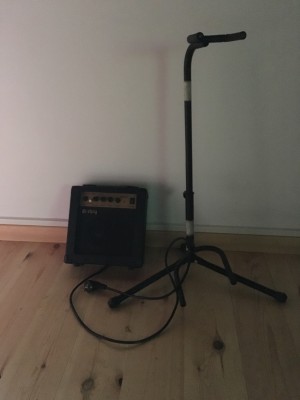 Amplificador y soporte de guitarra