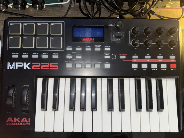 Akai MPK 225