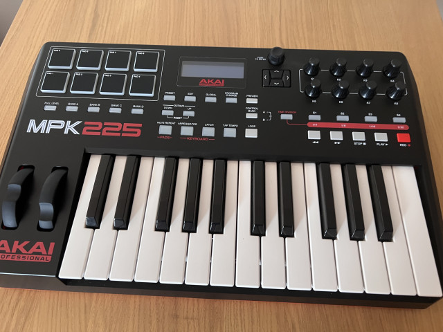 Akai MPK225