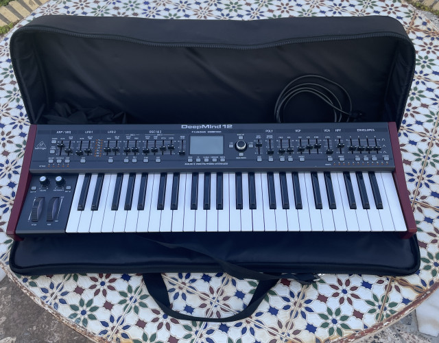Sintetizador Behringer Deepmind 12