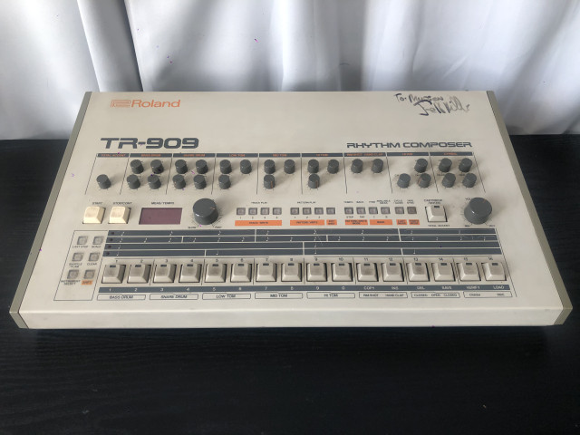 Roland TR-909 Jeff Mills Firmada