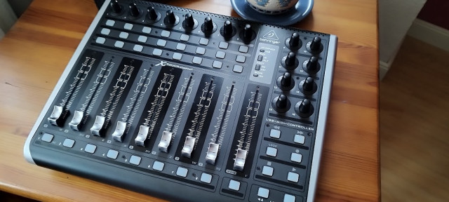 Behringer x-Touch Compact