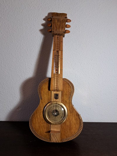Guitarra con más de un siglo con termómetro y barómetro funcionando 53x22x7