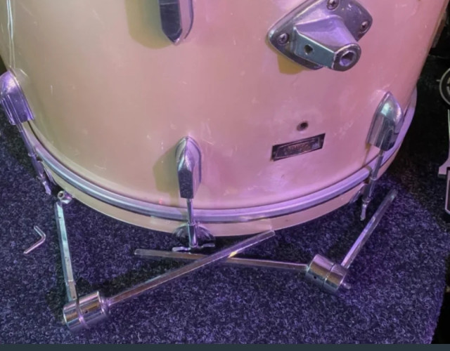2 brazos PEARL Pieza soporte Toms/bombo + Consola roseta para bombo de la marca Pearl años 60