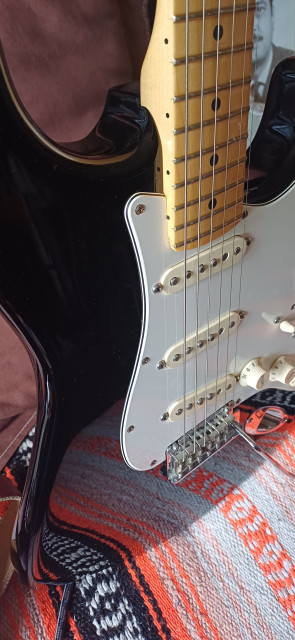 Fender stratocaster American standard, negra con mástil maple. De 2015.