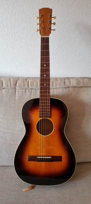 Levin 124 , guitarra parlor de 1963 (maderas solidas)